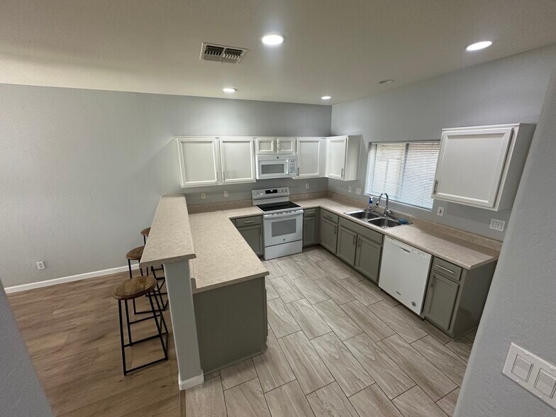 Building Photo - 17610 N 17th Pl