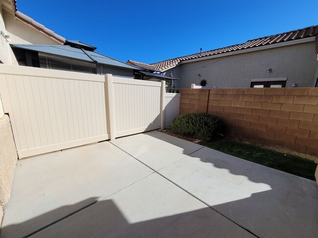 Building Photo - Beautiful Single Story Town Home in Mountains Edge Community