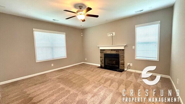 Building Photo - Spacious, Stylish & Close to It All – 3 Be...