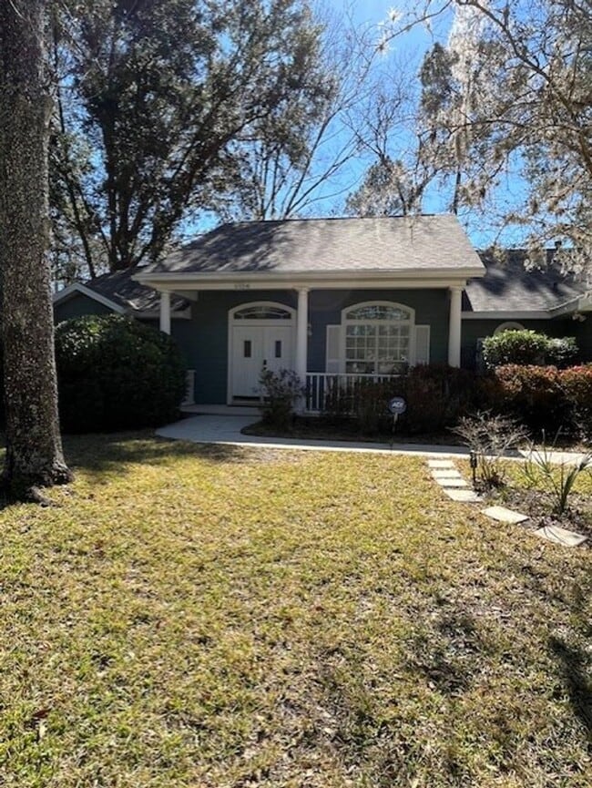 Building Photo - Beautiful and completely Renovated 3/2 fen...