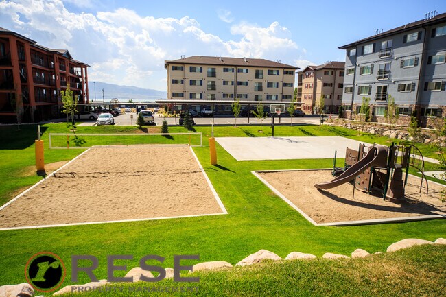 Building Photo - Beautiful Modern Orem Condo w free interne...