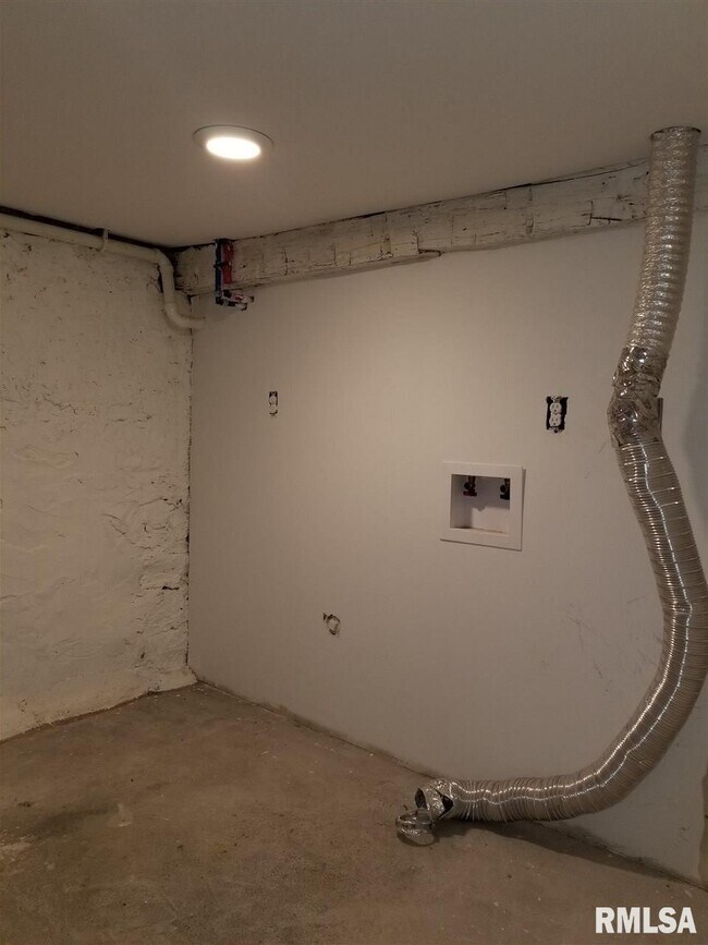 Building Photo - 118 Dodge St