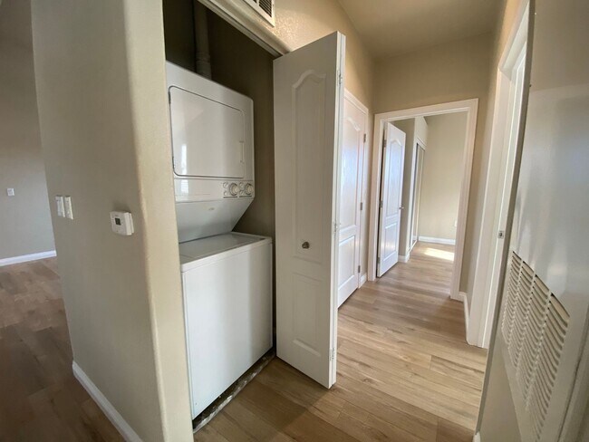 Building Photo - Modern Condo in Gated Community!