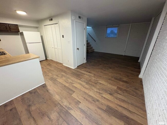 Building Photo - 1107 Eisenhower Dr