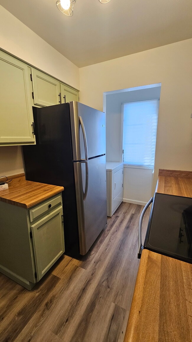 Building Photo - 3330 Queen Anne Way