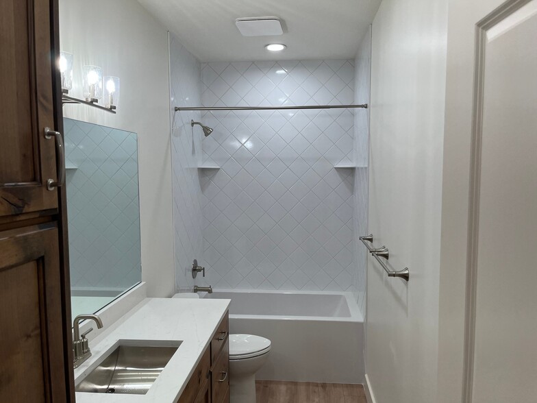 Building Photo - 818 W Mnr Crst Ln