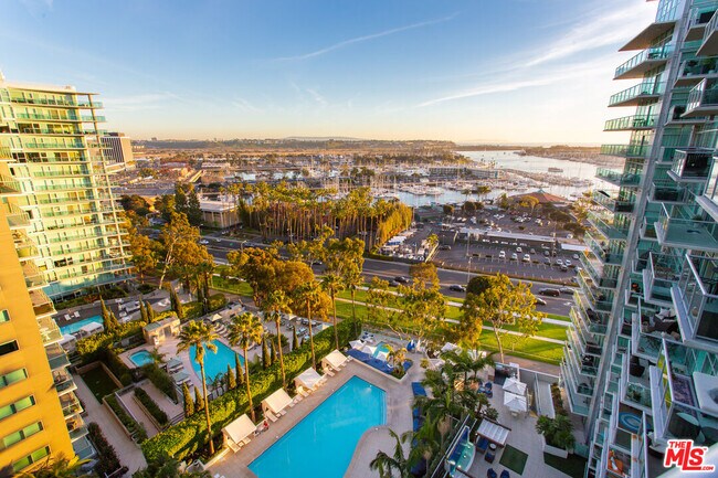 Building Photo - 13700 Marina Pointe Dr