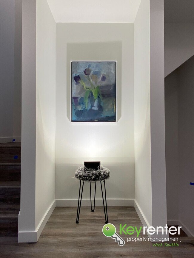 Building Photo - 4 Bedroom Seattle Townhome with Parking and Modern Finishes