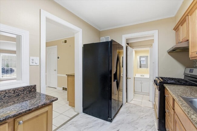 Building Photo - 6415 Drake Ave