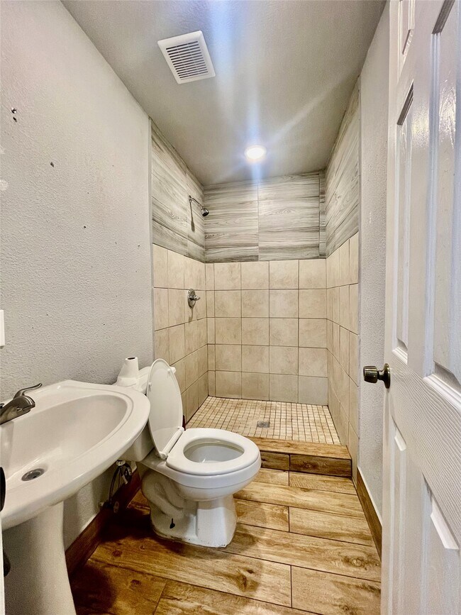 Building Photo - 6803 Bloom Dr