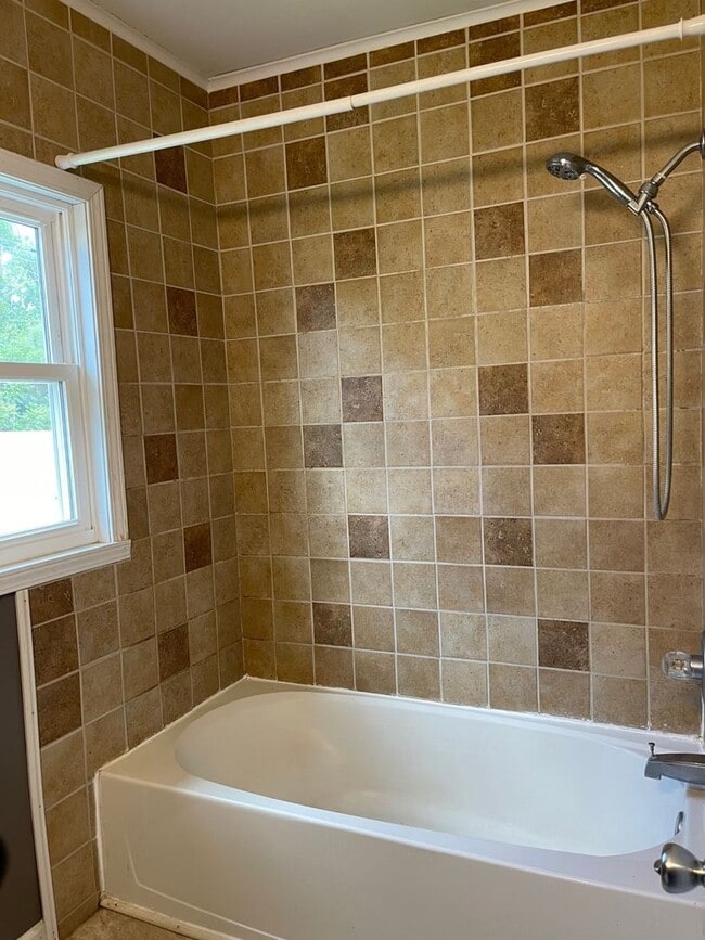 Building Photo - Beautiful 4 Bedroom House!!