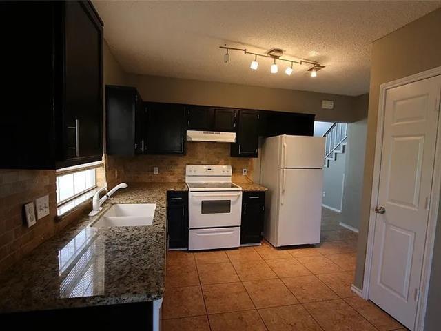 Building Photo - 1618 Beach Ln