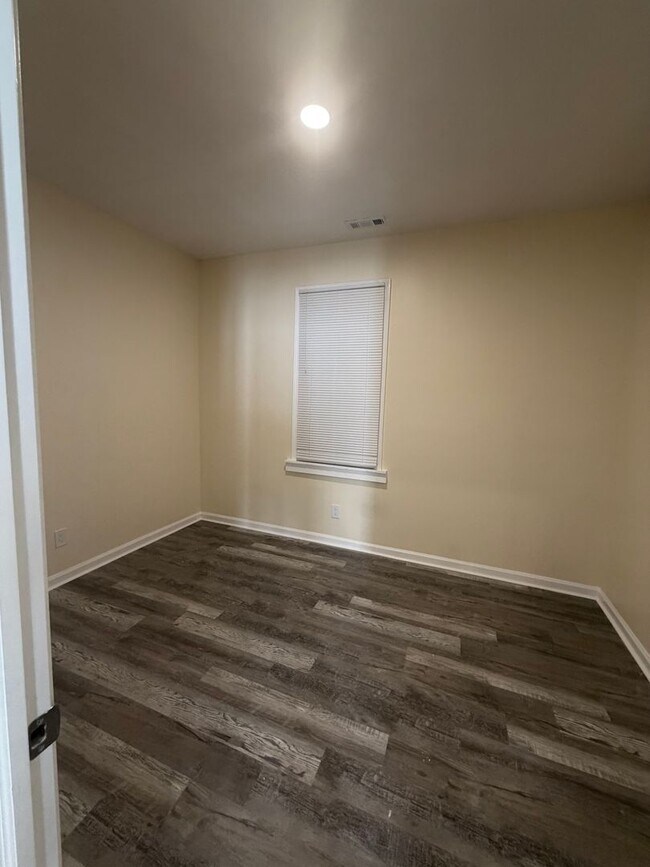 Building Photo - 5 Bedroom 2 full bath spacious home