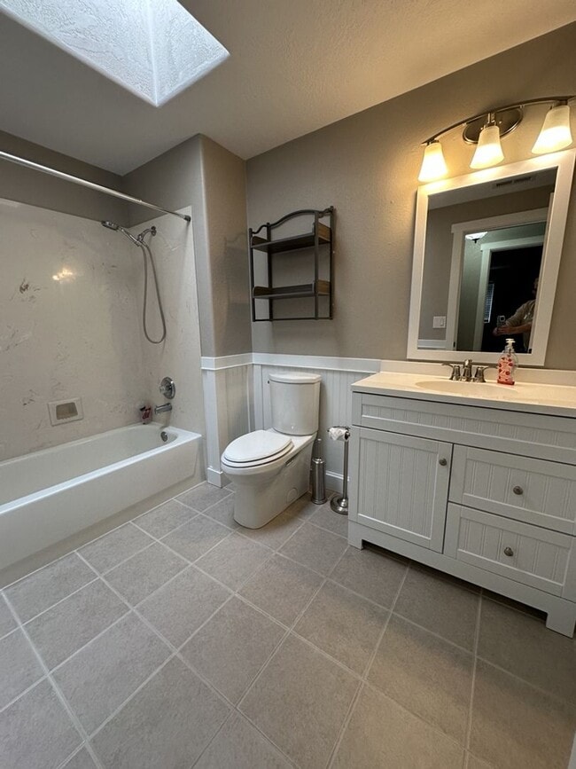 Building Photo - Pristine 3-Bedroom, 2-Bath Home with Moder...