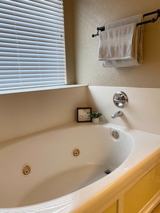 Building Photo - Great Family Home in the Heatherwood Addit...