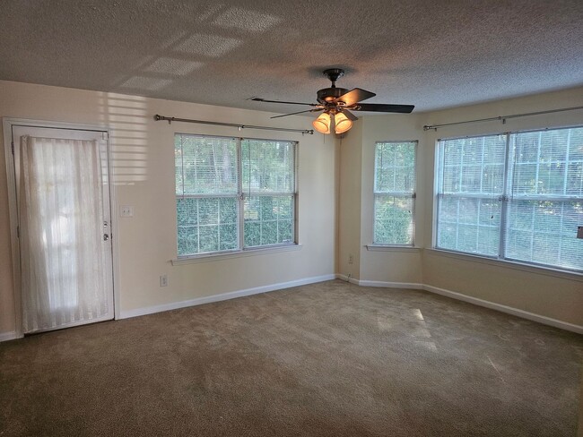 Building Photo - 2 Bedrooms, 2.5 Baths Townhouse located in...