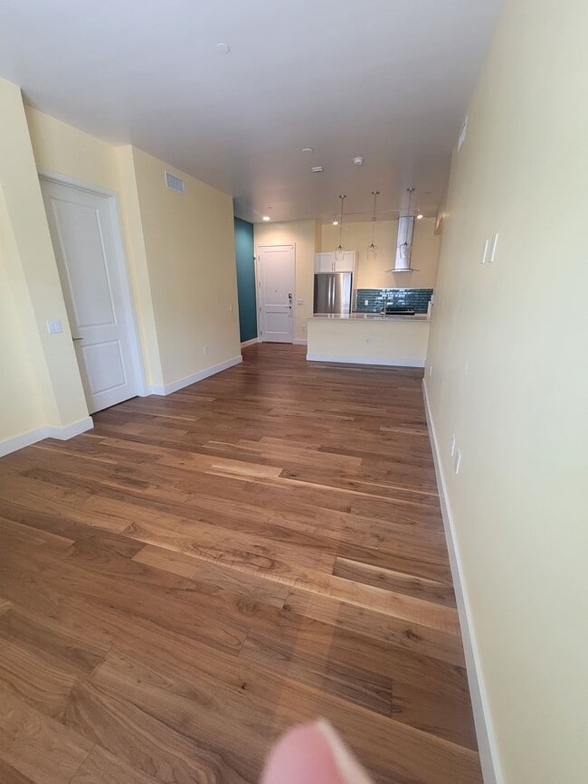 Building Photo - Resort Living in Midtown!!  Pool, Dog walk...