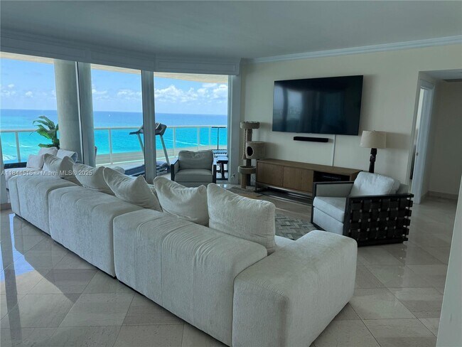 Building Photo - 5025 Collins Ave