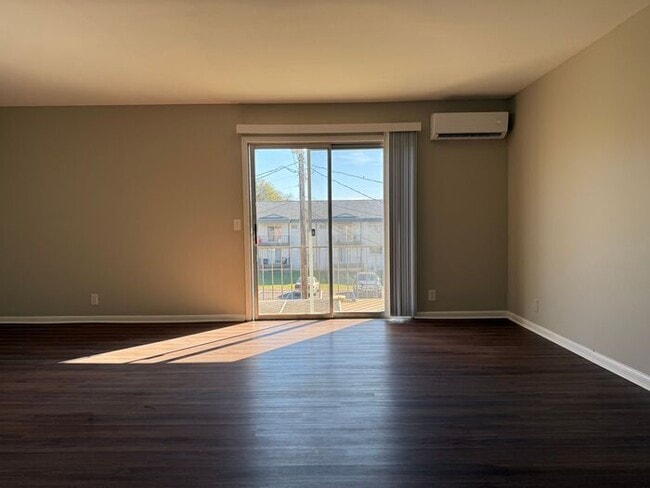Building Photo - 2 Bedroom Unit was recently renovated. Live walking distance from the downtown square or steps fr...