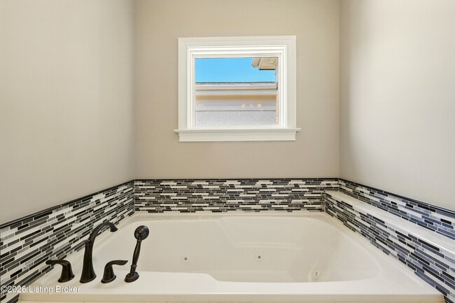 Building Photo - 10910 Kings Crown Dr