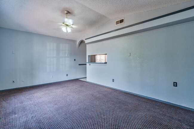 Building Photo - Adorable 4 bedroom, 2 bath in East El Paso!