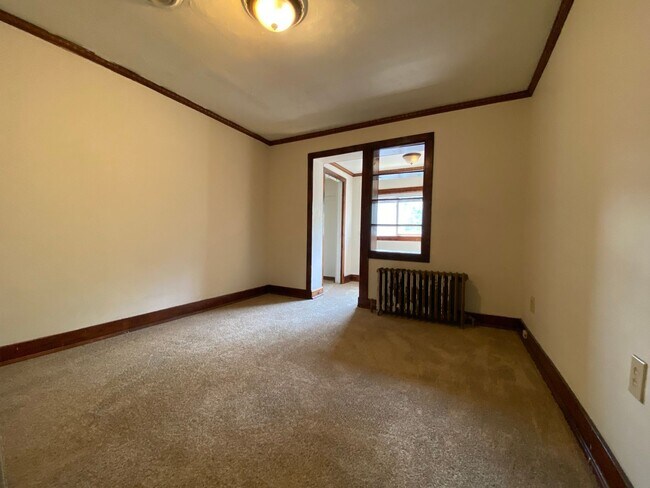 Building Photo - Stunning Three Bedroom on Bates St! Parkin...