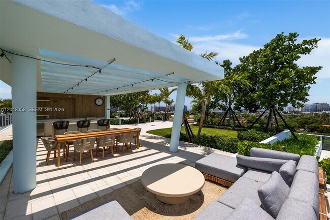 Building Photo - 9221 E Bay Harbor Dr