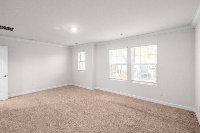 Building Photo - Beautiful and Spacious Home in the Heart o...