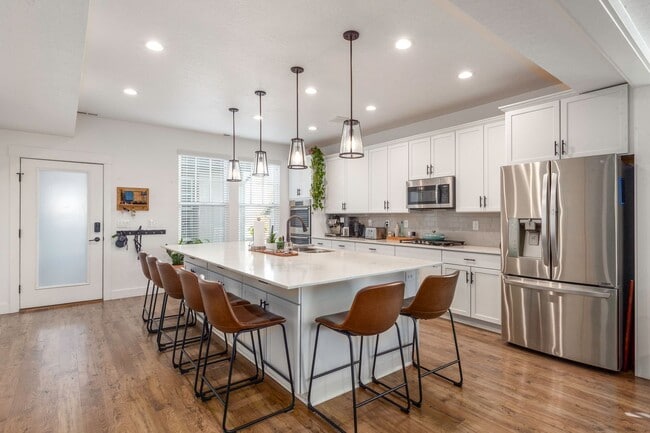 Building Photo - Daybreak living at its finest!