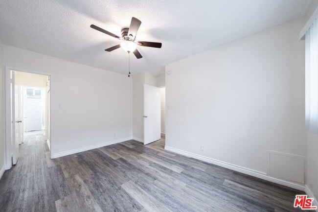 Primary Photo - 13343 Victory Blvd