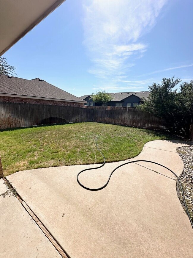 Building Photo - 4 Bed 3 Bath Ready to Rent ASAP!