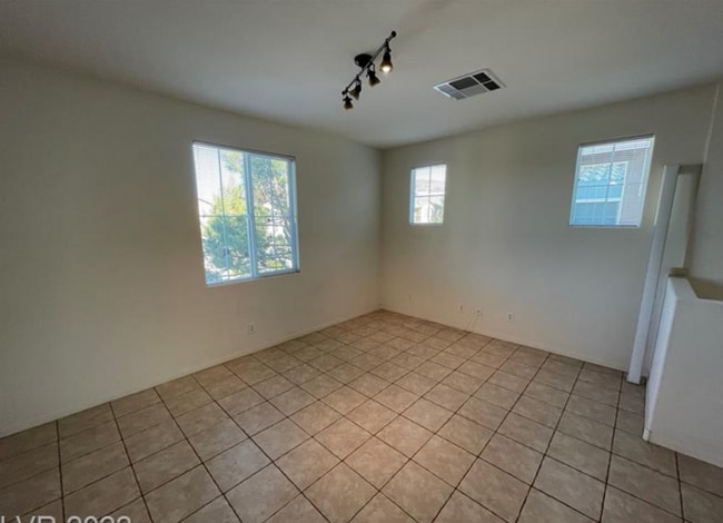 Building Photo - 2 bedroom 2 bath 1 car garage in a gated n...