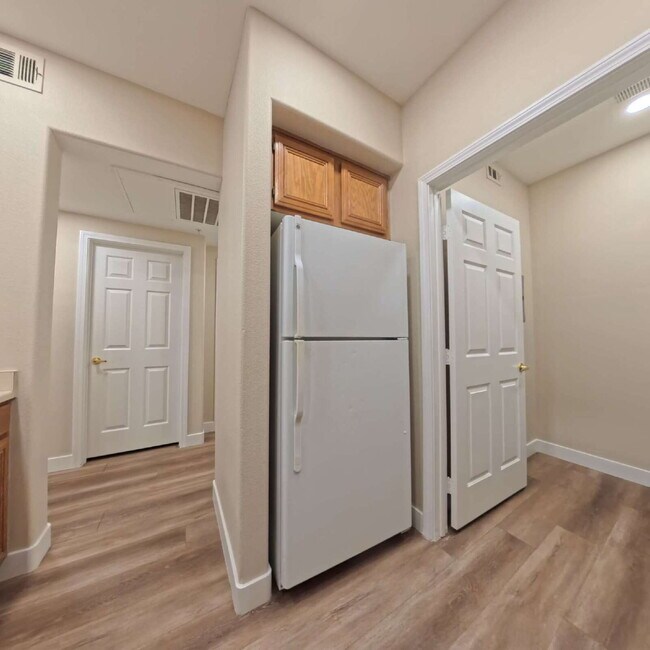 Building Photo - Resort-Style Living Year-Round Updated 1-Bed, 1-Bath Condo!