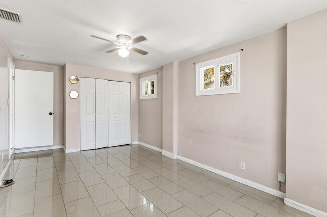 Building Photo - 2748 SW 46th Ct