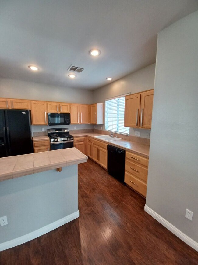 Building Photo - Spacious Tri-Level Home with 4 Bedrooms & ...