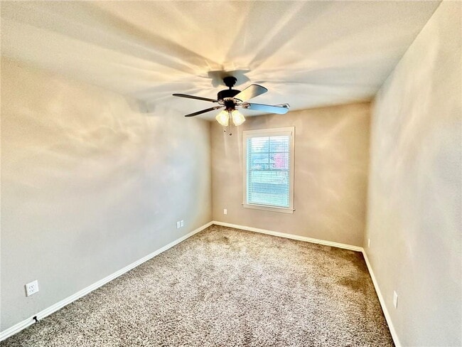 Building Photo - 186 Old Farmington Rd