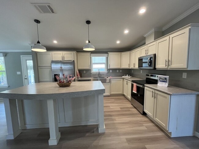 Building Photo - 146 Lakeview Dr