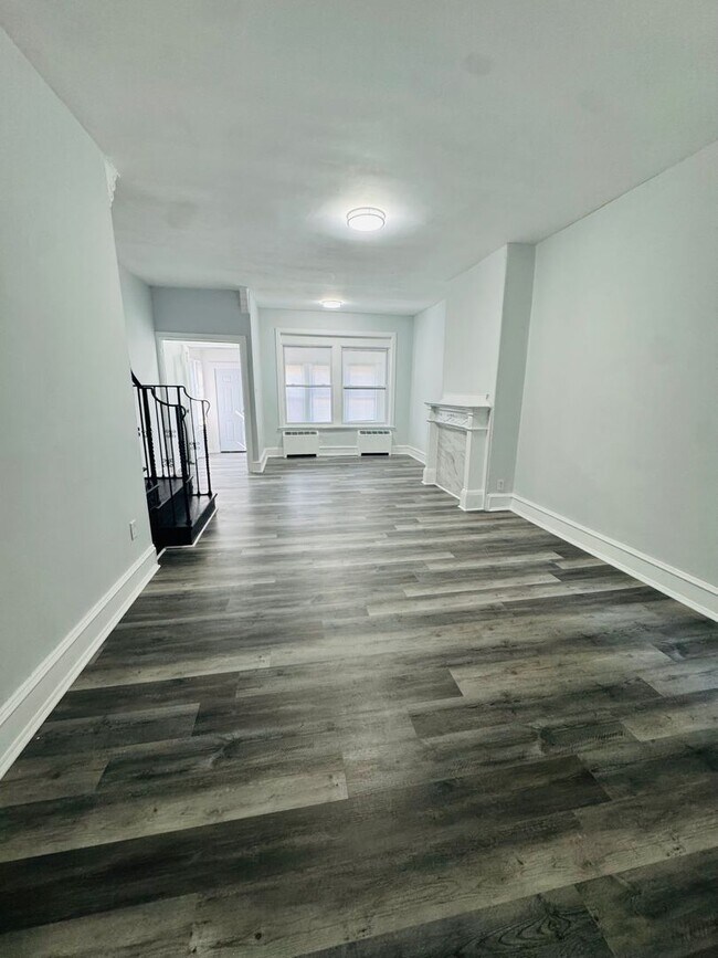 Building Photo - Large 4 bd Remodeled Section 8 Home!! Sect...