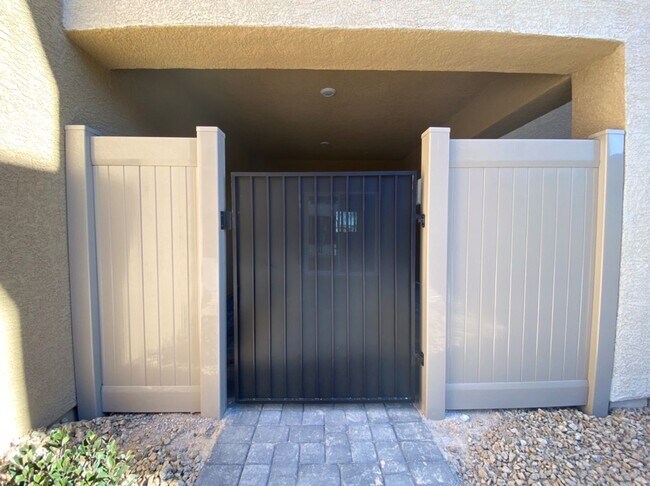 Building Photo - AMAZING GATED 3 BED 2.5 BATH 2 CAR GARAGE !