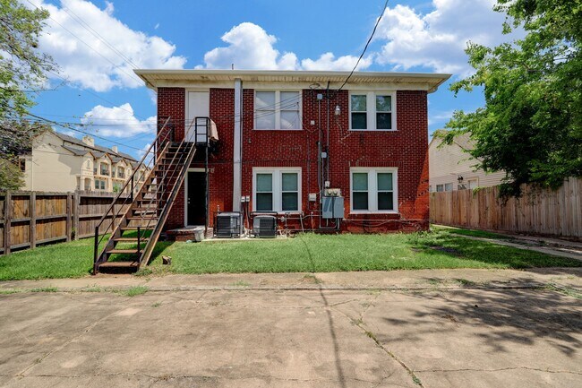 Building Photo - 3004 Isabella St