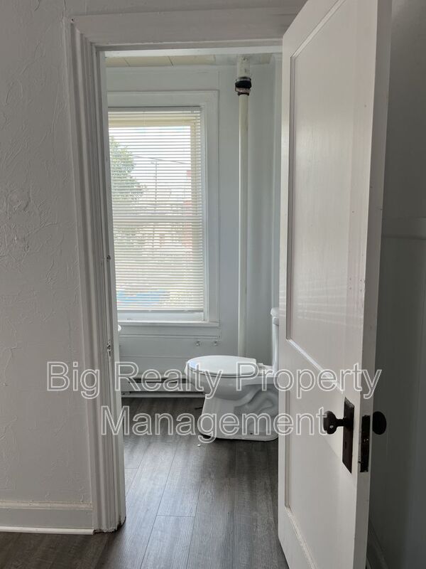 Building Photo - 119 E Scull St