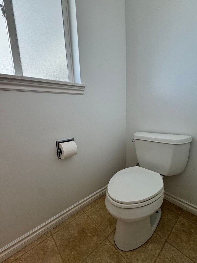 Building Photo - Large lower valley home, freshly remodeled, must see inside!