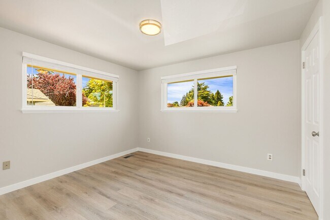 Building Photo - Crown Hill 3 Bedroom Daylight Basement Home