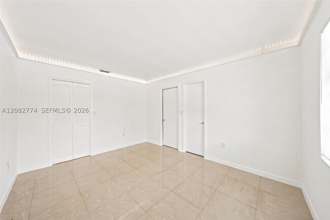 Building Photo - 9674 Fontainebleau Blvd