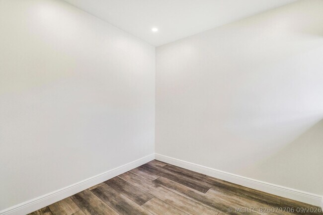 Building Photo - 100 SW 15th Ct