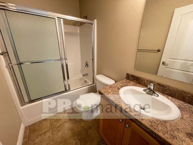 Building Photo - 4 Bed, 3 Bath Town Home w/ 2 Car Garage - ...