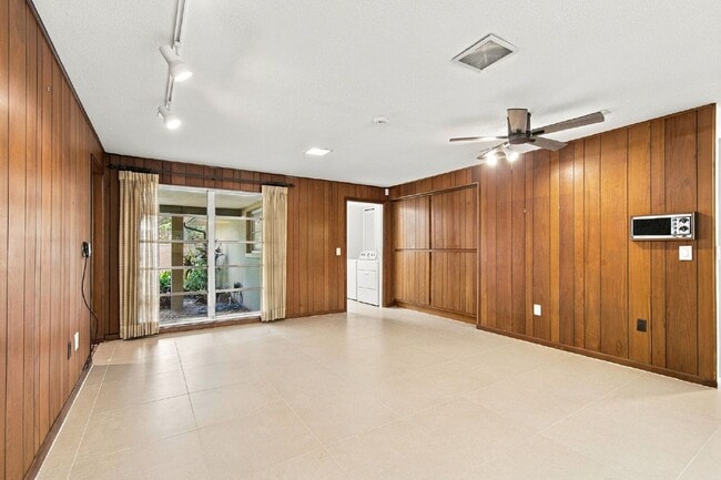 Building Photo - 1257 Fairway Cir S