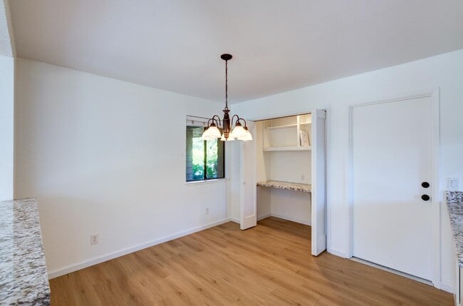 Building Photo - 1067 W Sierra Ave