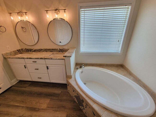 Building Photo - 3808 Saber Tooth Cir