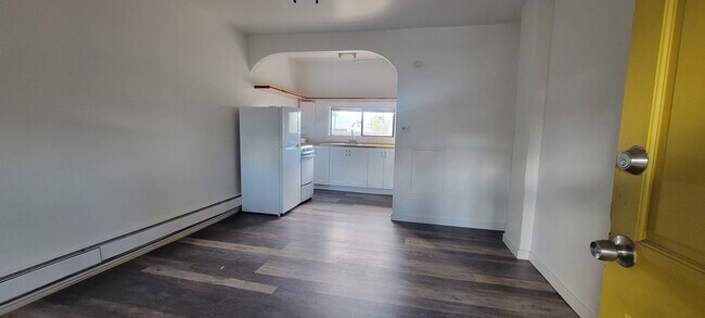 Building Photo - 835 Bridge St